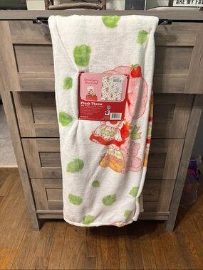 Strawberry Shortcake Custard Fall Leaves  Plush Throw Blanket NWT